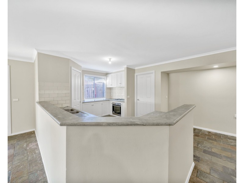 7 Clapton court, Cranbourne East VIC 3977