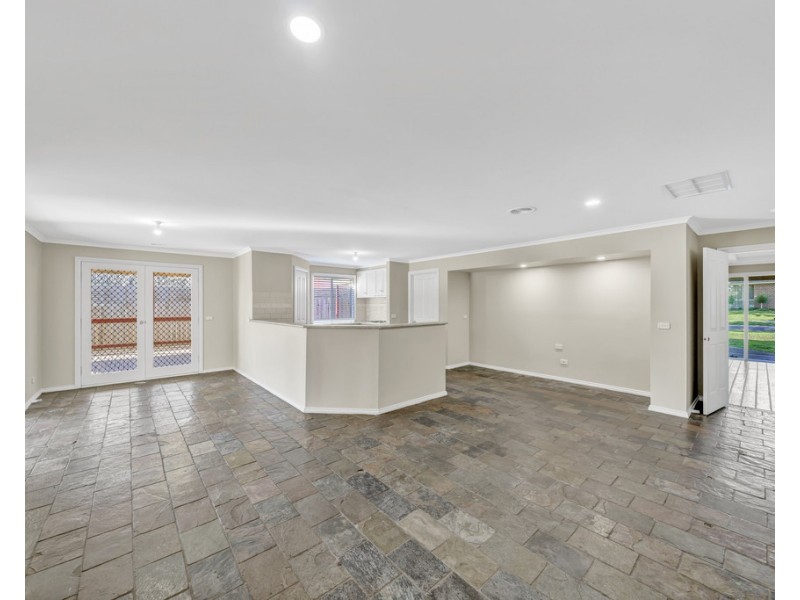 7 Clapton court, Cranbourne East VIC 3977