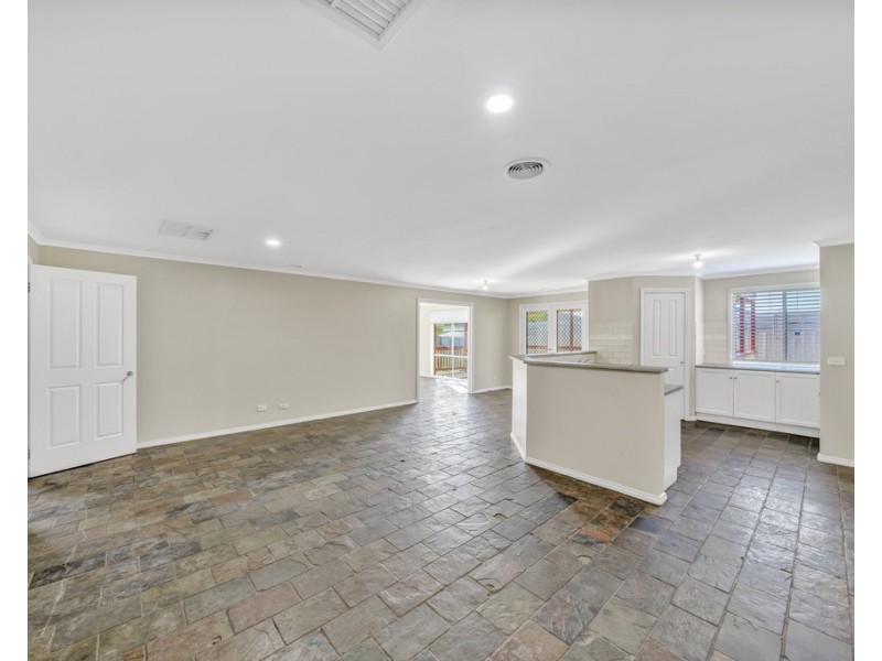 7 Clapton court, Cranbourne East VIC 3977
