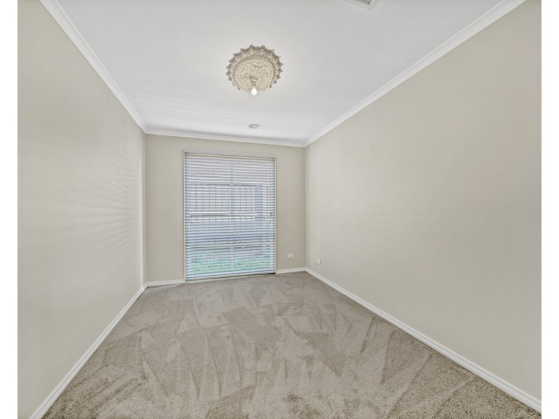 7 Clapton court, Cranbourne East VIC 3977