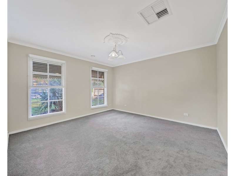7 Clapton court, Cranbourne East VIC 3977