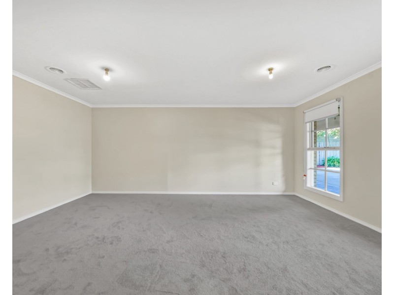 7 Clapton court, Cranbourne East VIC 3977