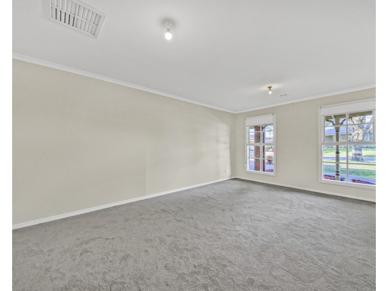 7 Clapton court, Cranbourne East VIC 3977
