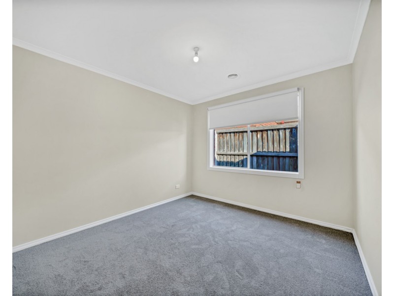 7 Clapton court, Cranbourne East VIC 3977