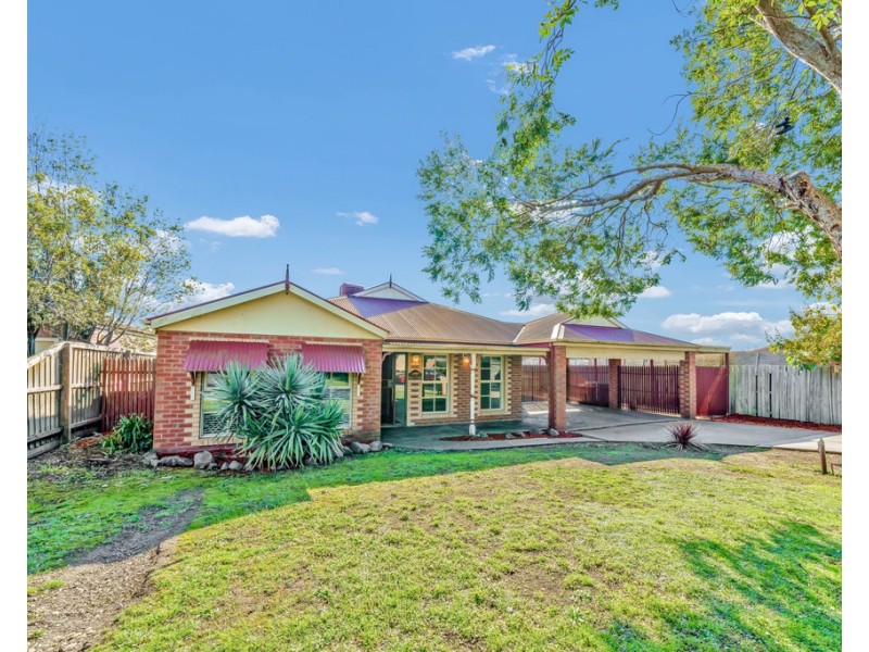 7 Clapton court, Cranbourne East VIC 3977
