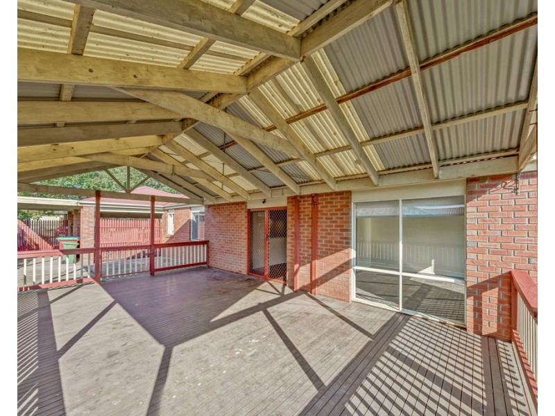7 Clapton court, Cranbourne East VIC 3977