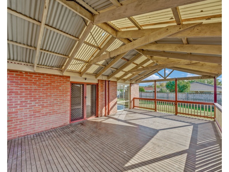 7 Clapton court, Cranbourne East VIC 3977
