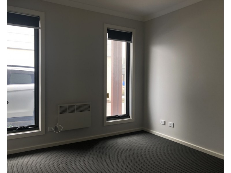 17 Queenie Way, Cranbourne West VIC 3977