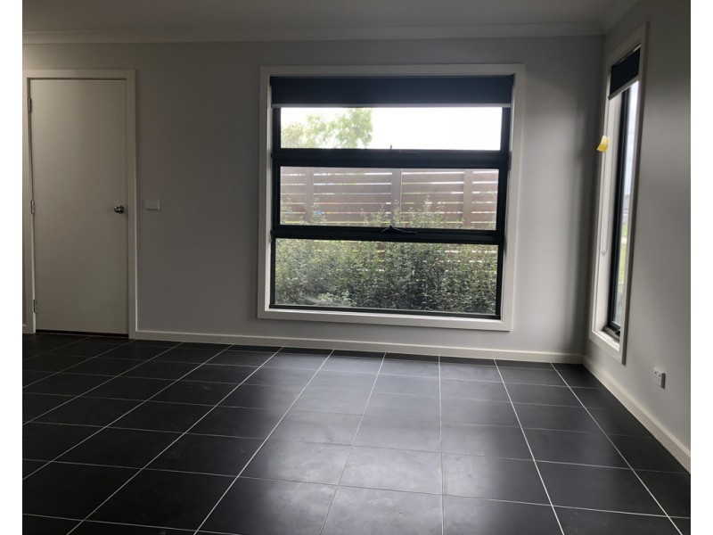 17 Queenie Way, Cranbourne West VIC 3977