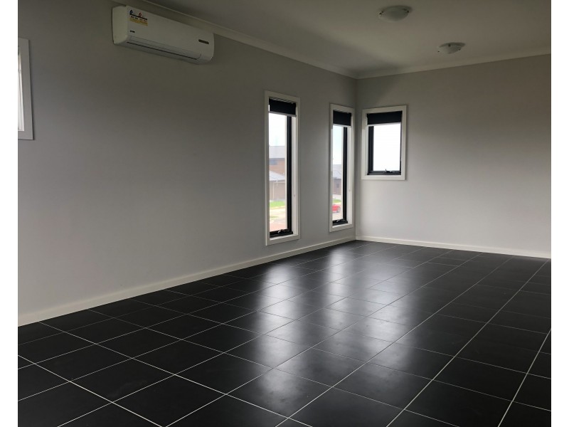 17 Queenie Way, Cranbourne West VIC 3977