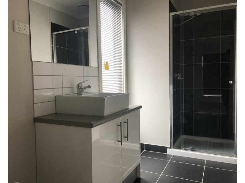 17 Queenie Way, Cranbourne West VIC 3977