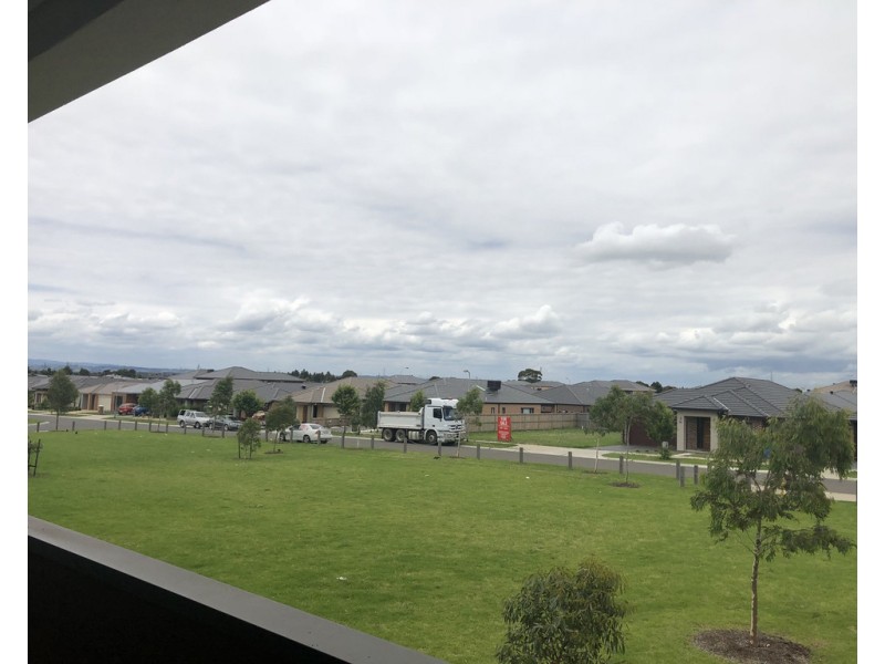 17 Queenie Way, Cranbourne West VIC 3977