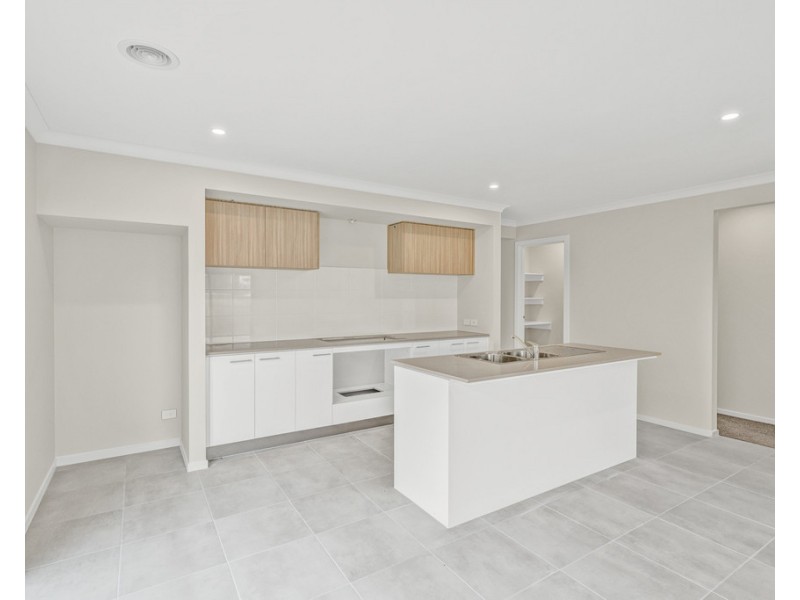 18 Switch Street, Clyde North VIC 3978