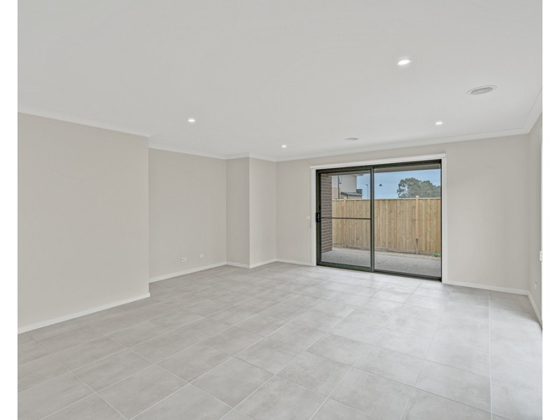 18 Switch Street, Clyde North VIC 3978