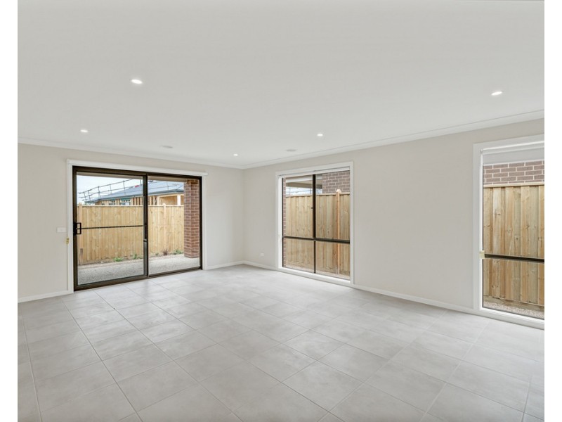 18 Switch Street, Clyde North VIC 3978