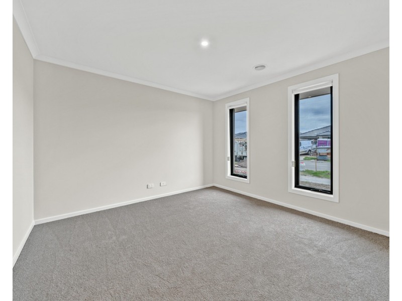 18 Switch Street, Clyde North VIC 3978