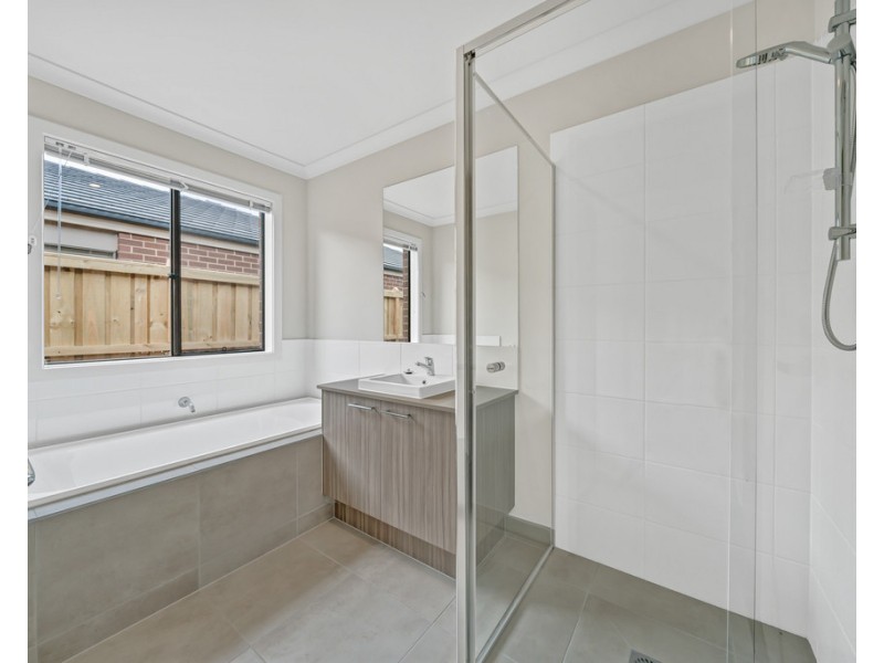 18 Switch Street, Clyde North VIC 3978