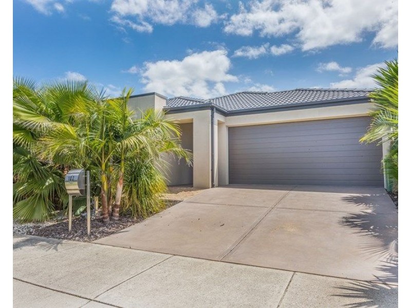 102 Glenelg Street, Clyde North VIC 3978