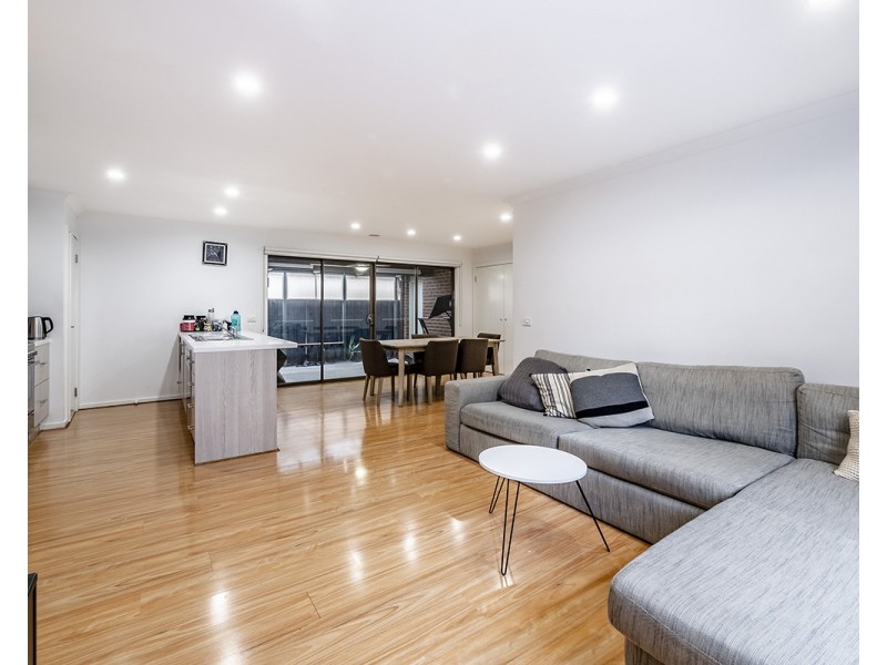 102 Glenelg Street, Clyde North VIC 3978