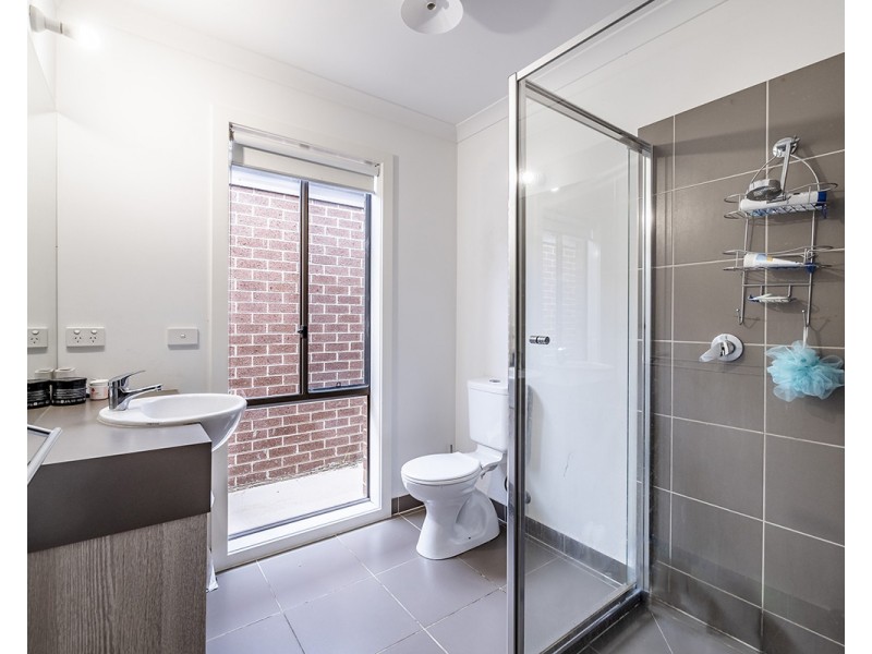 102 Glenelg Street, Clyde North VIC 3978