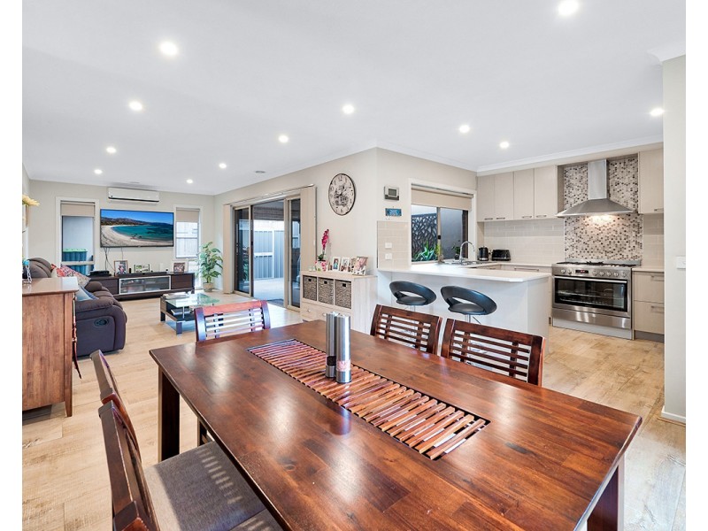 2 Arnott Street, Cranbourne North VIC 3977