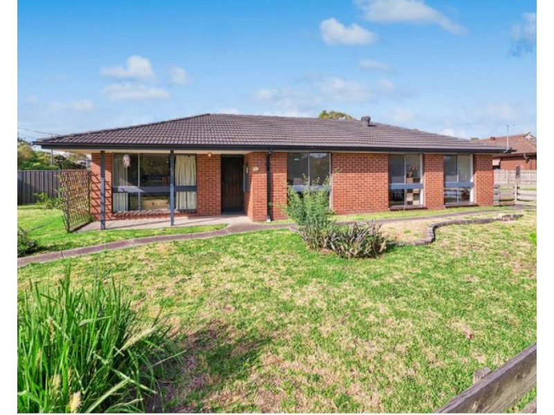 16 Fairbairn Road, Cranbourne VIC 3977