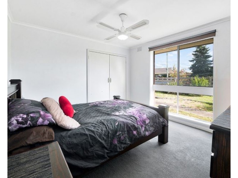 16 Fairbairn Road, Cranbourne VIC 3977