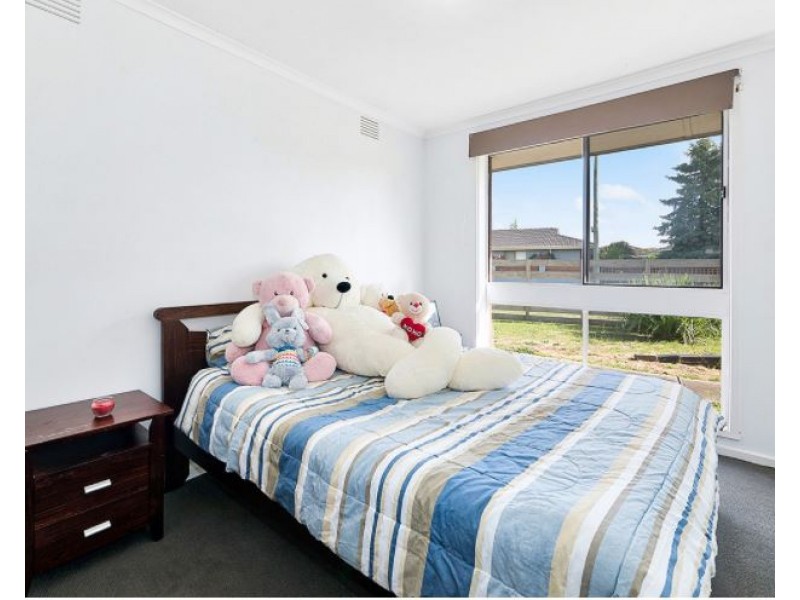 16 Fairbairn Road, Cranbourne VIC 3977