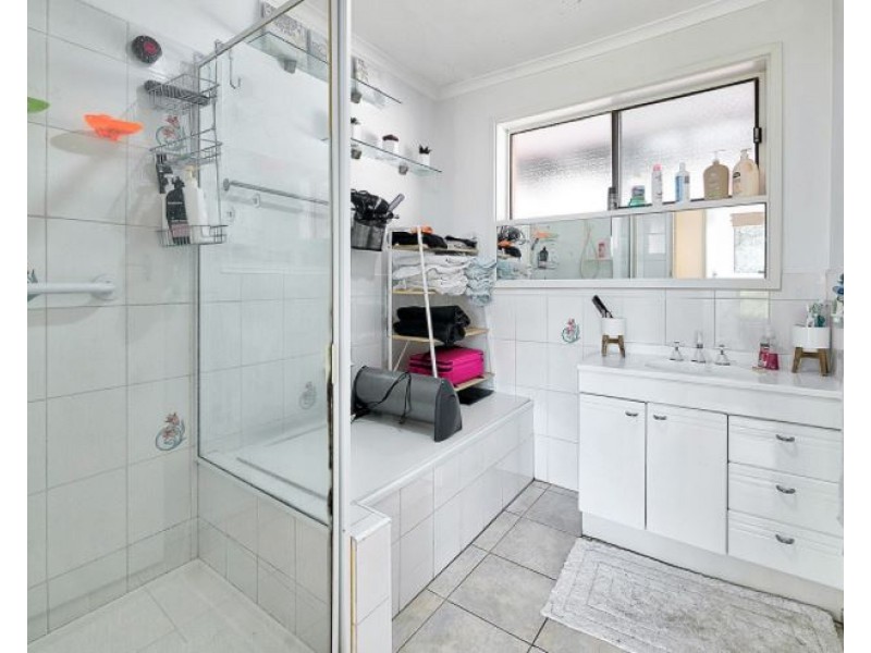 16 Fairbairn Road, Cranbourne VIC 3977