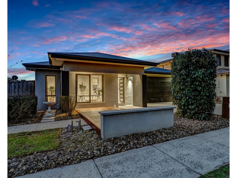 14 Nature Circuit, Cranbourne North VIC 3977