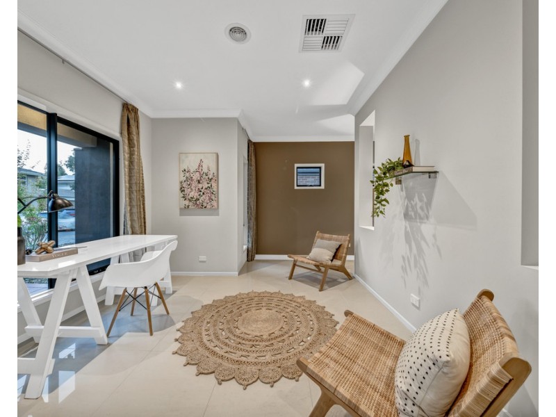 14 Nature Circuit, Cranbourne North VIC 3977