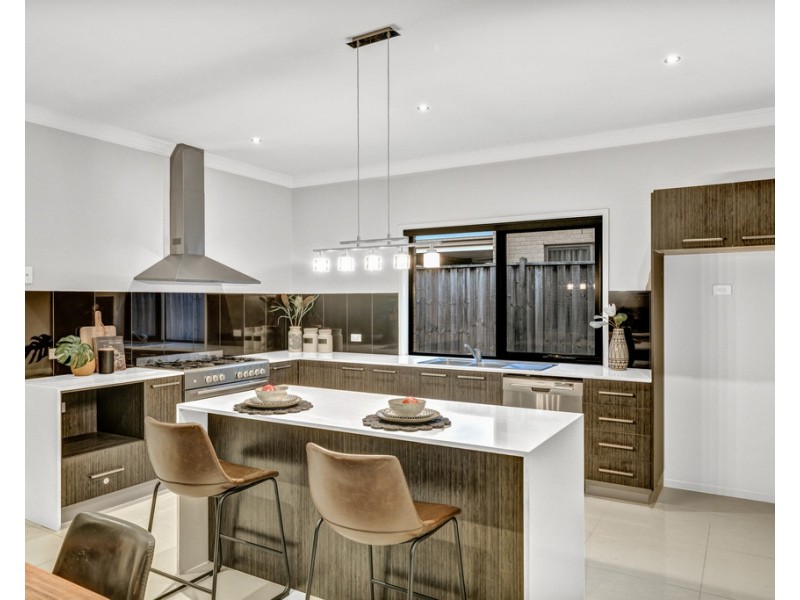 14 Nature Circuit, Cranbourne North VIC 3977