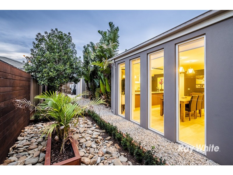 16 Worthington Blvd, Pakenham VIC 3810