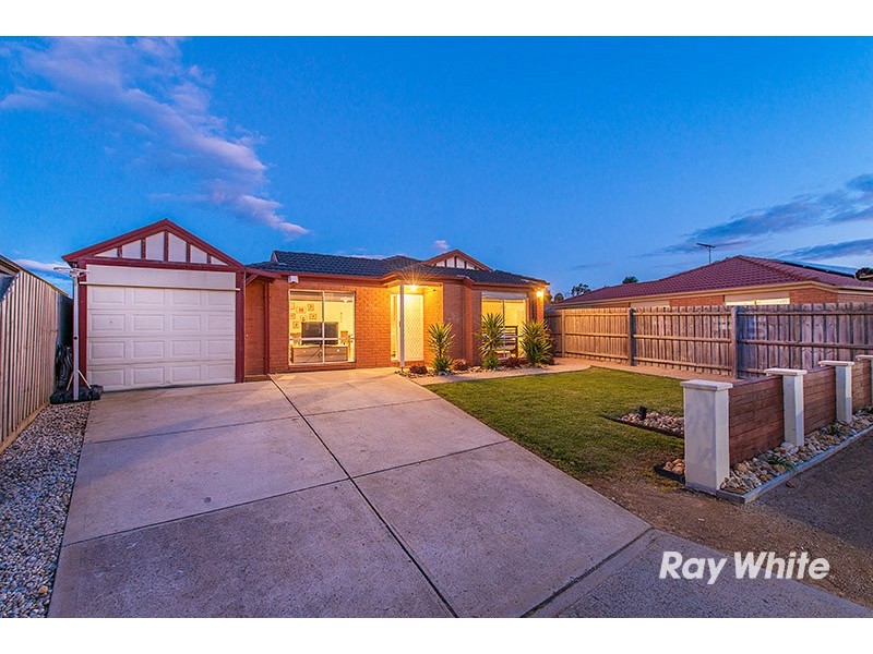 15 Nandaly Place, Cranbourne West VIC 3977