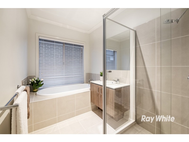 3 Camolina Way, Clyde North VIC 3978