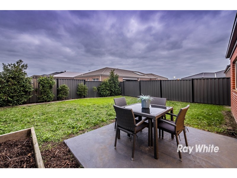 3 Camolina Way, Clyde North VIC 3978