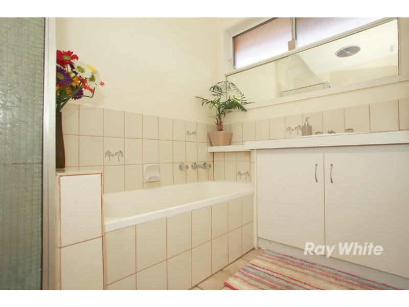 9 Cranbourne Drive, Cranbourne VIC 3977