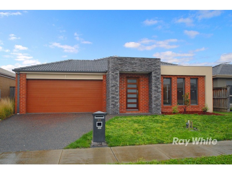 19 Locky Grove, Lyndhurst VIC 3975