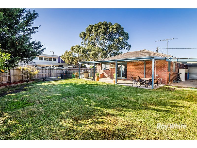 1 Caroline Crescent, Cranbourne West VIC 3977