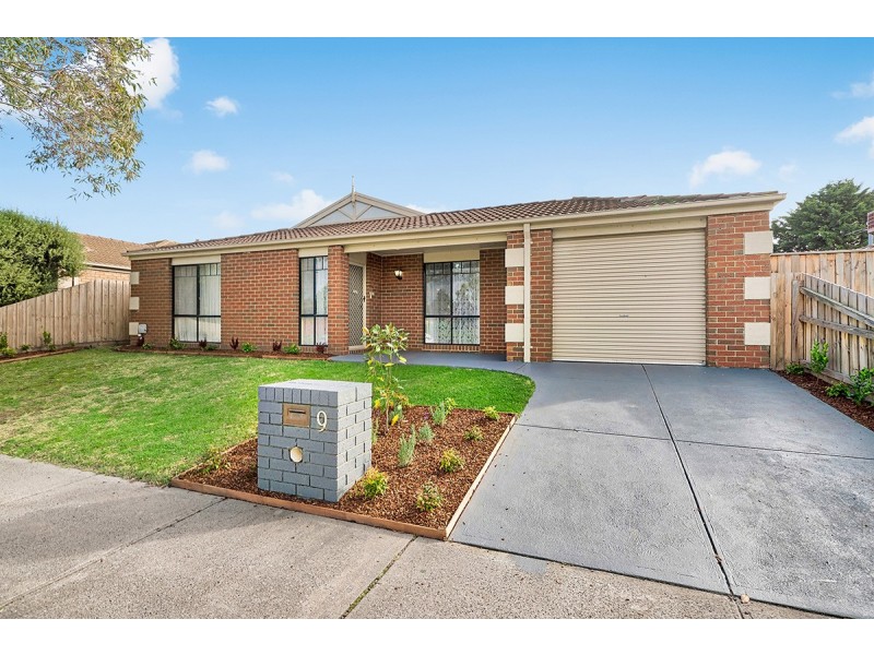 9 Daphne Way, Cranbourne North VIC 3977