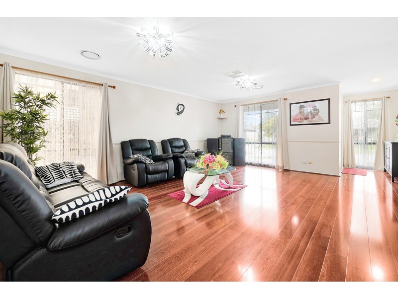 9 Daphne Way, Cranbourne North VIC 3977