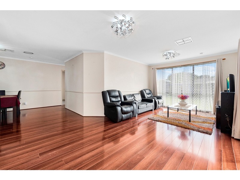 9 Daphne Way, Cranbourne North VIC 3977