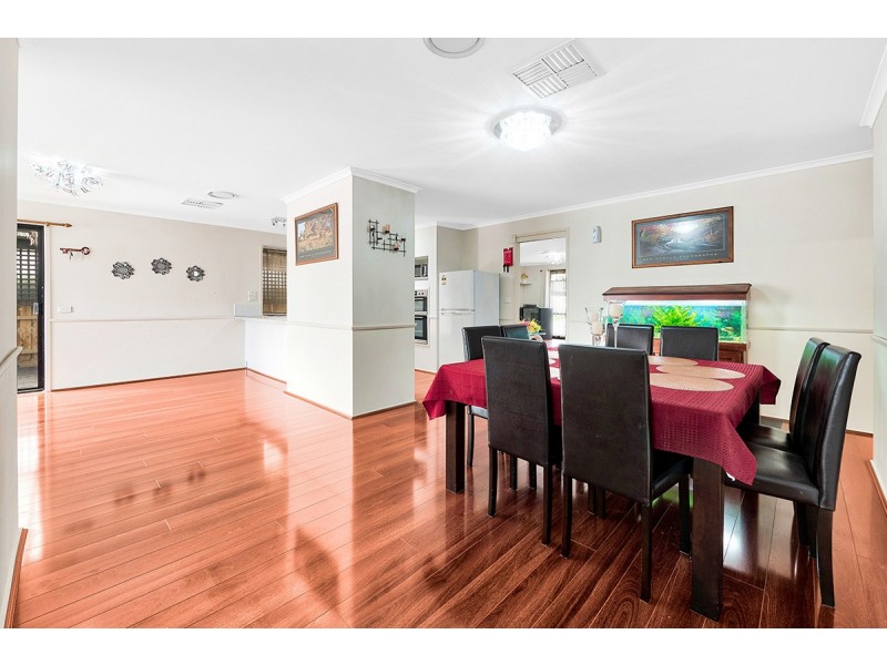 9 Daphne Way, Cranbourne North VIC 3977