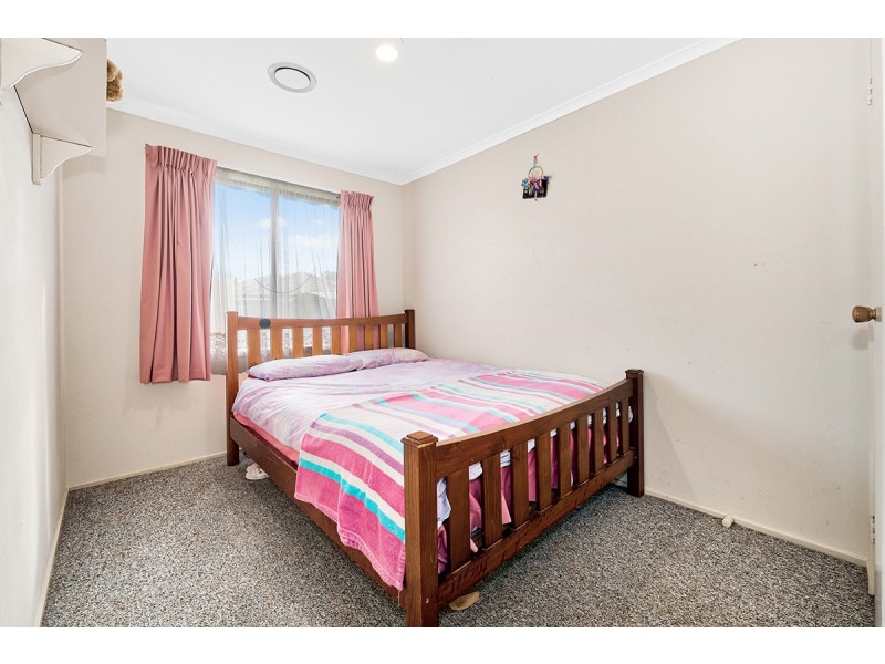 9 Daphne Way, Cranbourne North VIC 3977