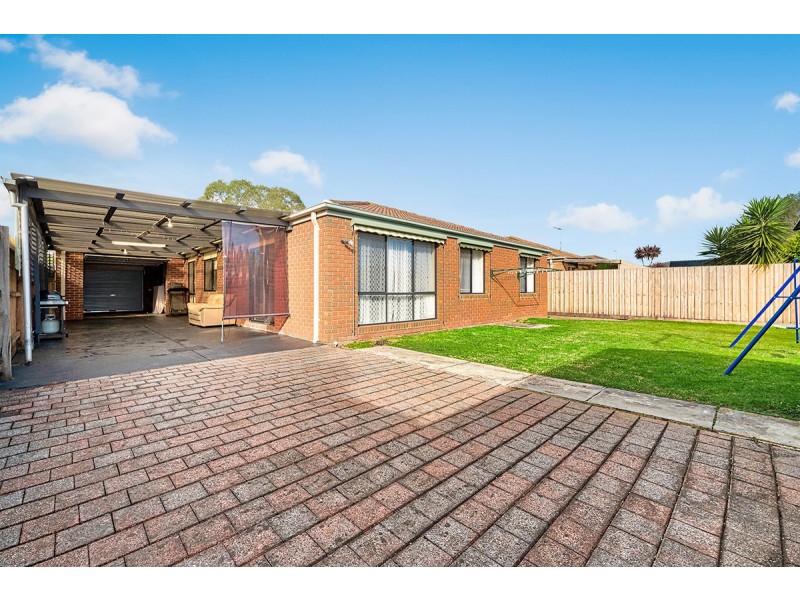 9 Daphne Way, Cranbourne North VIC 3977