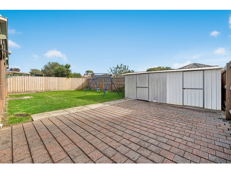9 Daphne Way, Cranbourne North VIC 3977