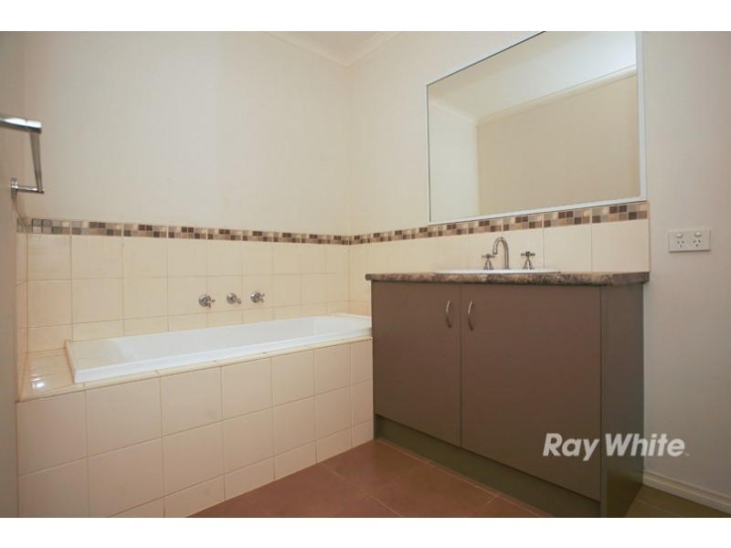 1/36 Greenaway Terrace, Cranbourne East VIC 3977