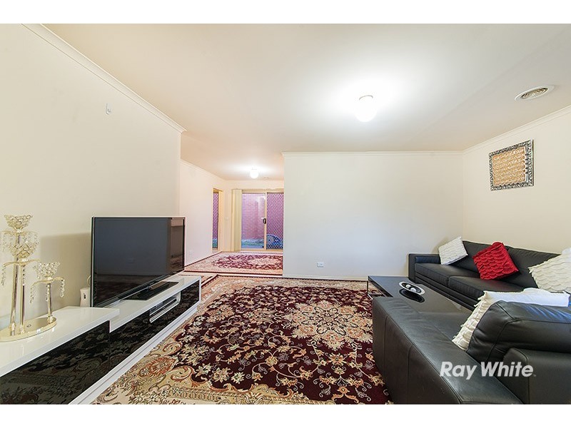 1/4 Providence Drive, Cranbourne West VIC 3977