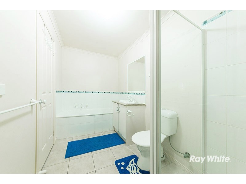 1/4 Providence Drive, Cranbourne West VIC 3977