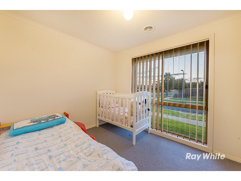 1/4 Providence Drive, Cranbourne West VIC 3977